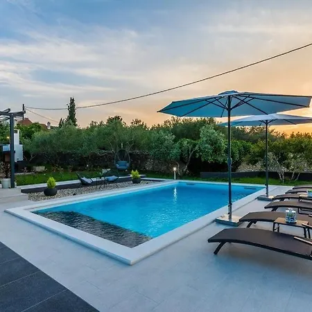 In With Seaview, Terrace, Air Condition, Wifi Holiday home *