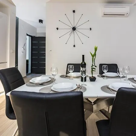 In With Seaview, Terrace, Air Condition, Wifi Holiday home Zdrelac