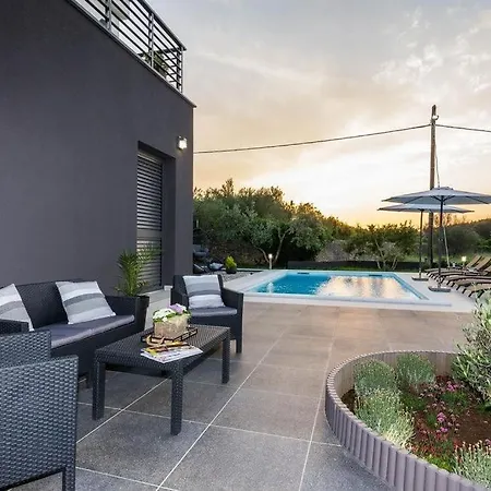 In With Seaview, Terrace, Air Condition, Wifi Holiday home