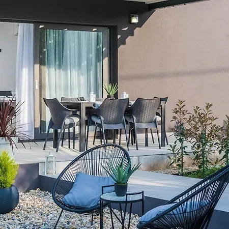 In With Seaview, Terrace, Air Condition, Wifi 펜션