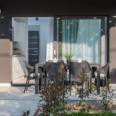 In With Seaview, Terrace, Air Condition, Wifi Holiday home *