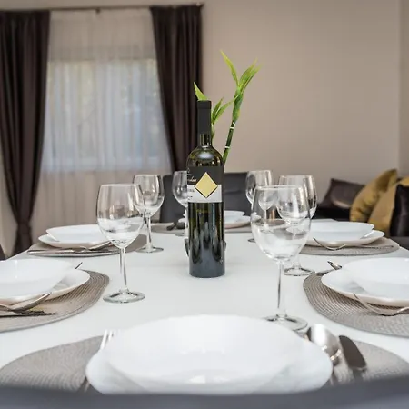 In With Seaview, Terrace, Air Condition, Wifi Holiday home