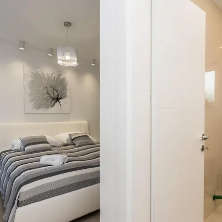 In With Seaview, Terrace, Air Condition, Wifi *