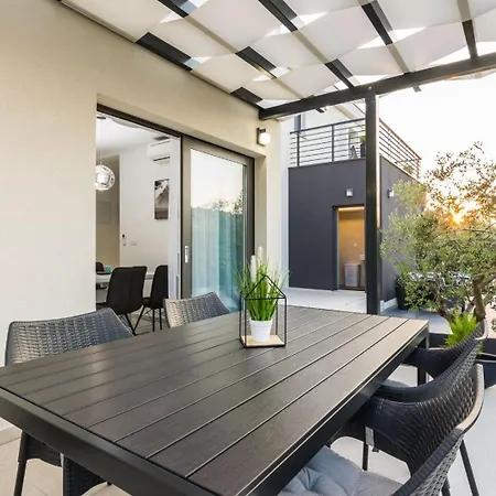 In With Seaview, Terrace, Air Condition, Wifi *