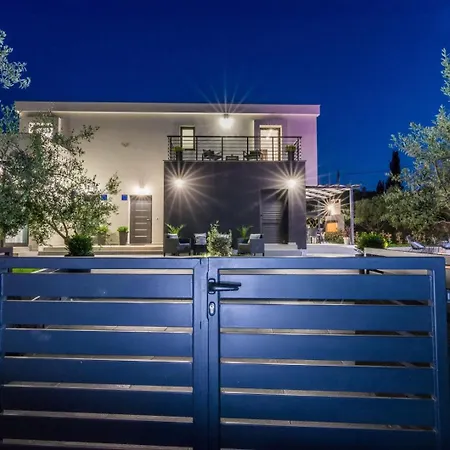 In With Seaview, Terrace, Air Condition, Wifi Holiday home