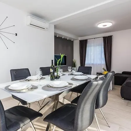 In With Seaview, Terrace, Air Condition, Wifi *