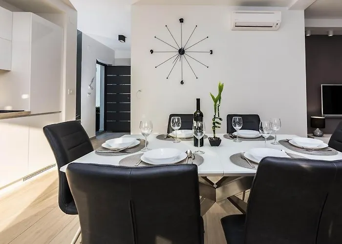 In With Seaview, Terrace, Air Condition, Wifi Дом отдыха Ждрелац