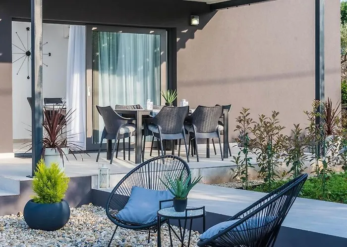 In With Seaview, Terrace, Air Condition, Wifi Дом отдыха