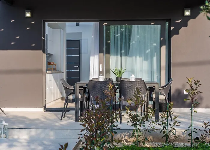 In With Seaview, Terrace, Air Condition, Wifi Дом отдыха *