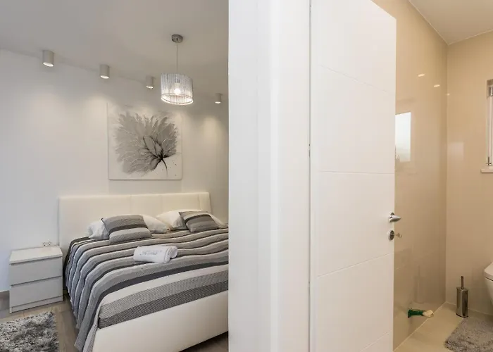 In With Seaview, Terrace, Air Condition, Wifi *