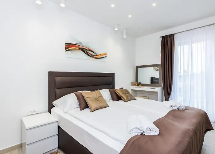 In With Seaview, Terrace, Air Condition, Wifi *