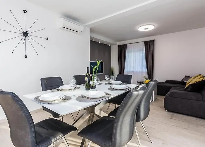 In With Seaview, Terrace, Air Condition, Wifi *