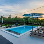 In With Seaview, Terrace, Air Condition, Wifi Nyaraló *