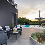 In With Seaview, Terrace, Air Condition, Wifi Nyaraló