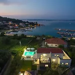 In With Seaview, Terrace, Air Condition, Wifi Ždrelac