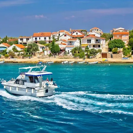 In With Seaview, Terrace, Air Condition, Wifi Tatil Evi Ždrelac