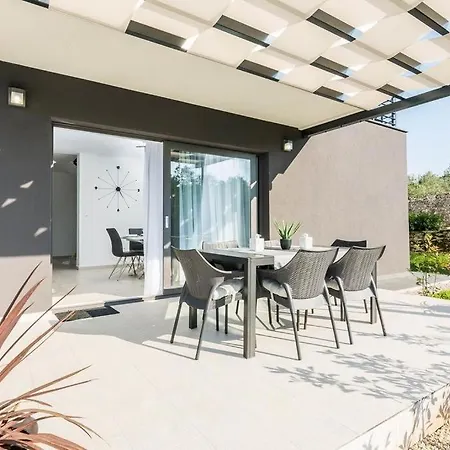 In With Seaview, Terrace, Air Condition, Wifi Feriehus *